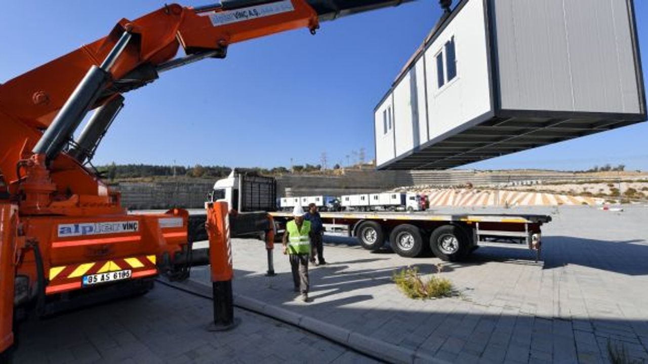 Türkerler’den depremzedelere 100 konteyner lojistik destek İzmir Büyükşehir’den