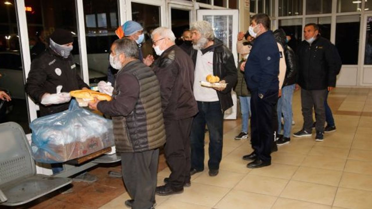 Adana Otogarı’nda kalan evsizlere belediyeden yemek desteği