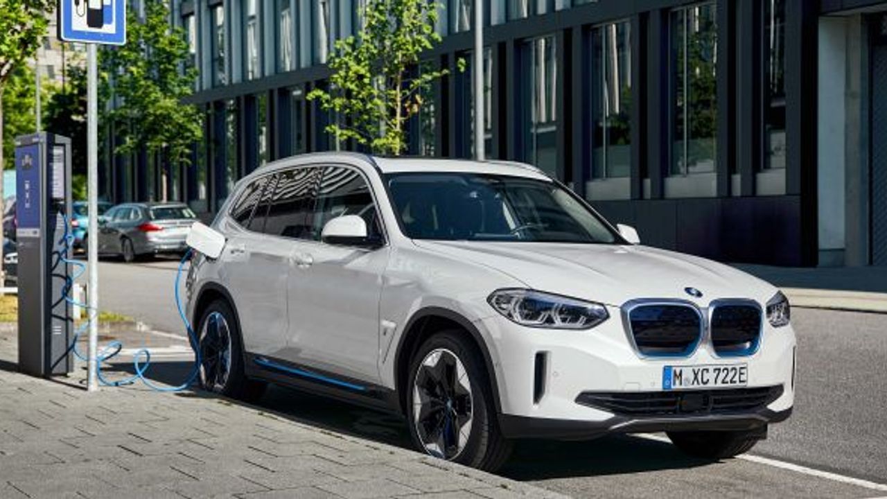 Yeni BMW iX3 870 bin TL başlangıç fiyatıyla Nisan'da Türkiye'de