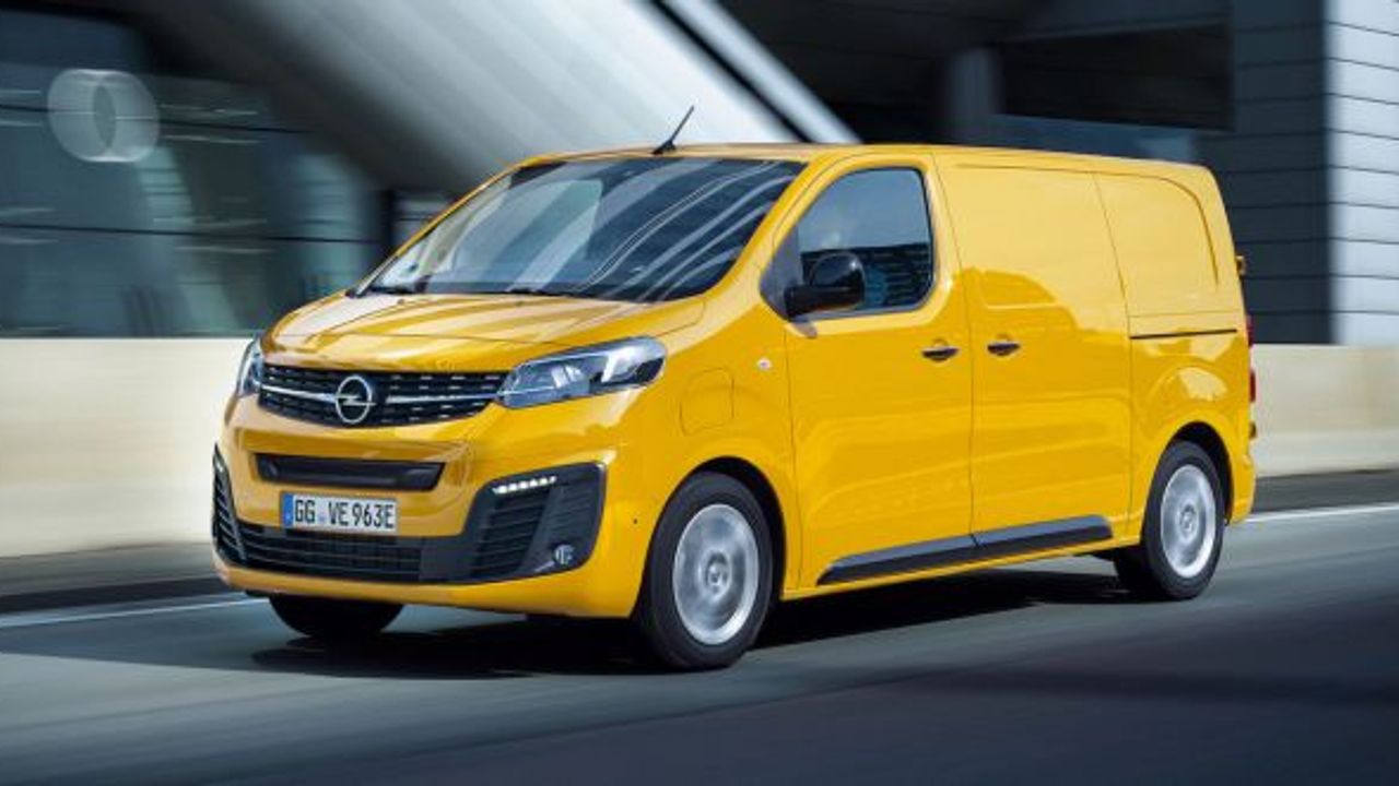 Yeni Opel Vivaro-e’nin Ödülü Opel CEO’su Michael Lohscheller’e Takdim Edildi