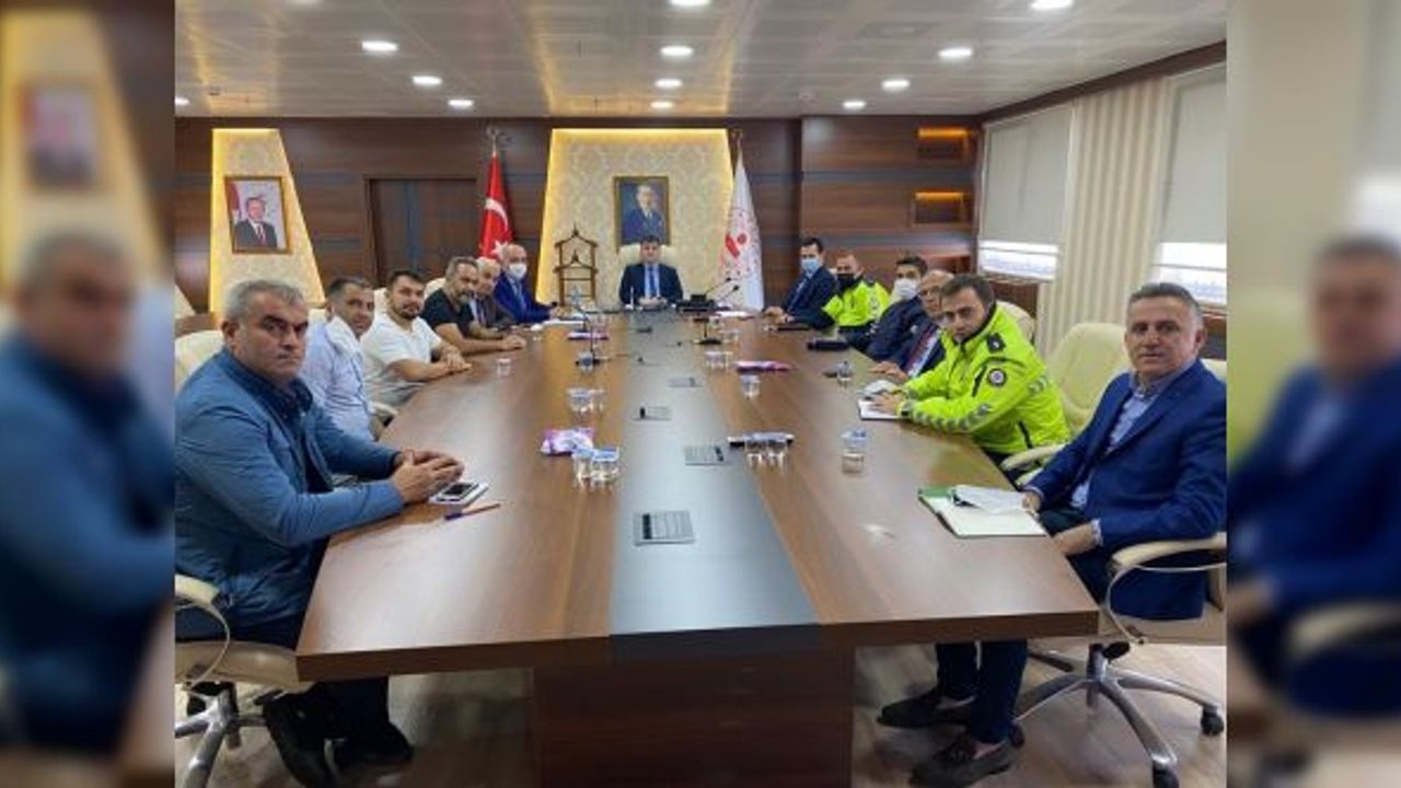 Hopa’da tır kuyruğu ve trafik güvenliği toplantısı yapıldı