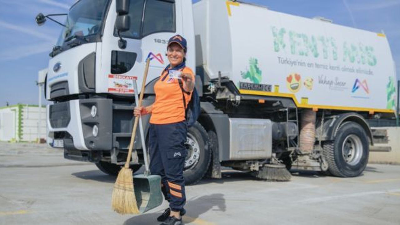 Gülsüm Buko Türben 1.5 yıldır yol süpürme kamyonu kullanıyor