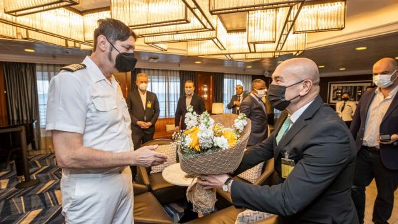 Başkan Soyer 6 yıl aradan sonra İzmir’e gelen ilk kruvaziyeri karşıladı