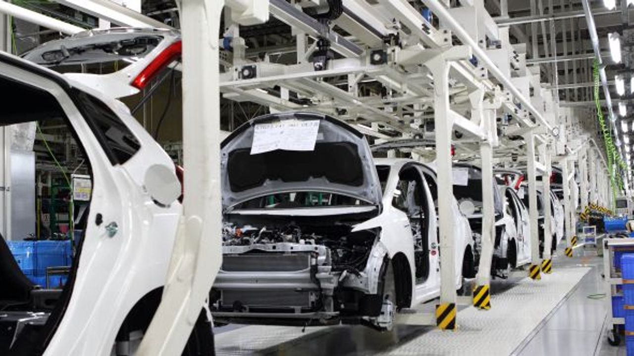 Otomobil ve hafif ticari araç pazarı yüzde 23,5 oranında azaldı.