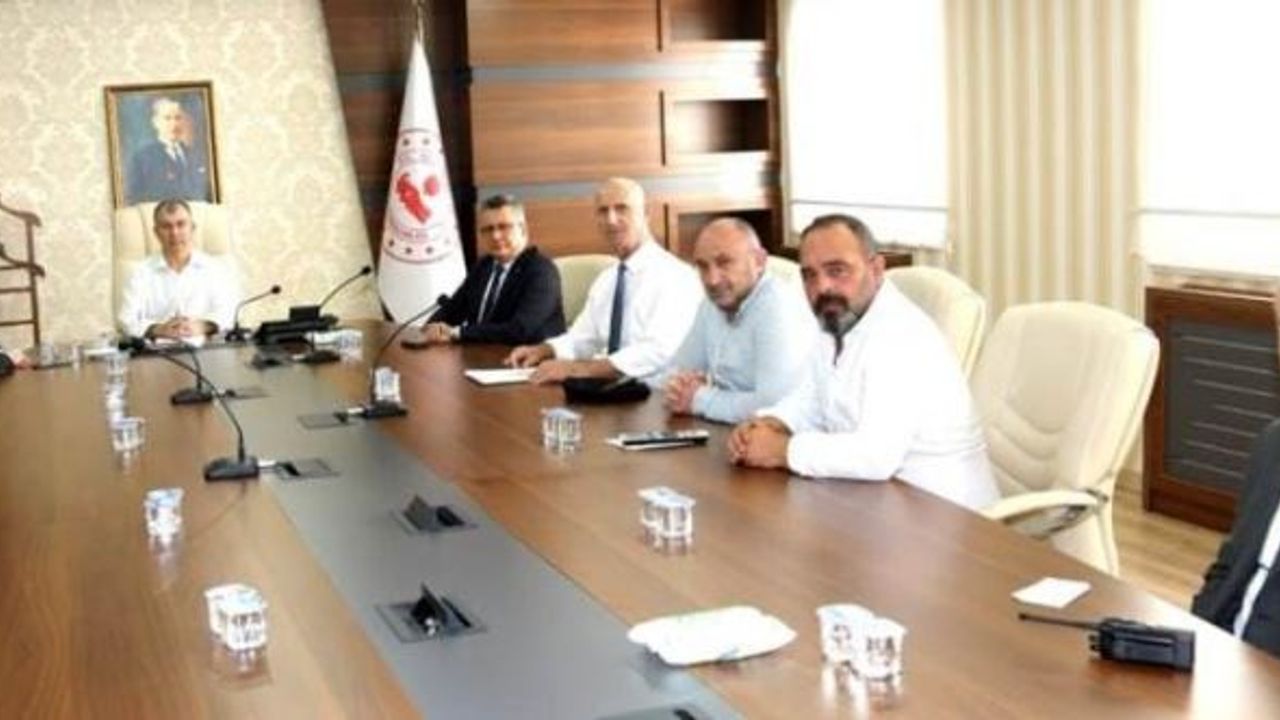 Hopa'da otobüsçülerin sorunları görüşüldü