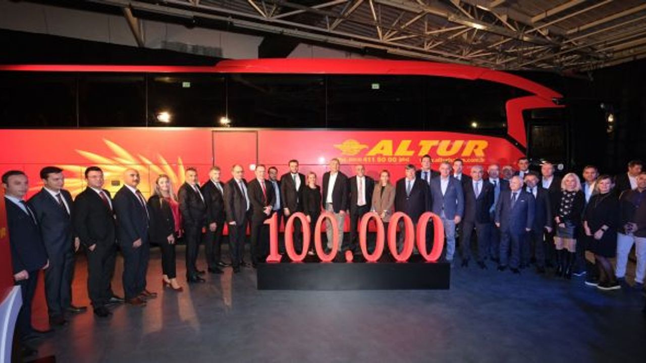 Mercedes-Benz Türk, 100 bininci otobüsünü Altur Turizm'e teslim etti