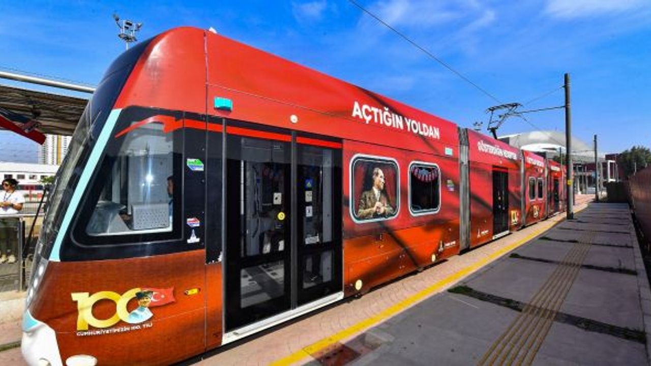 100’üncü yıla özel tramvaylar İzmir sokaklarında