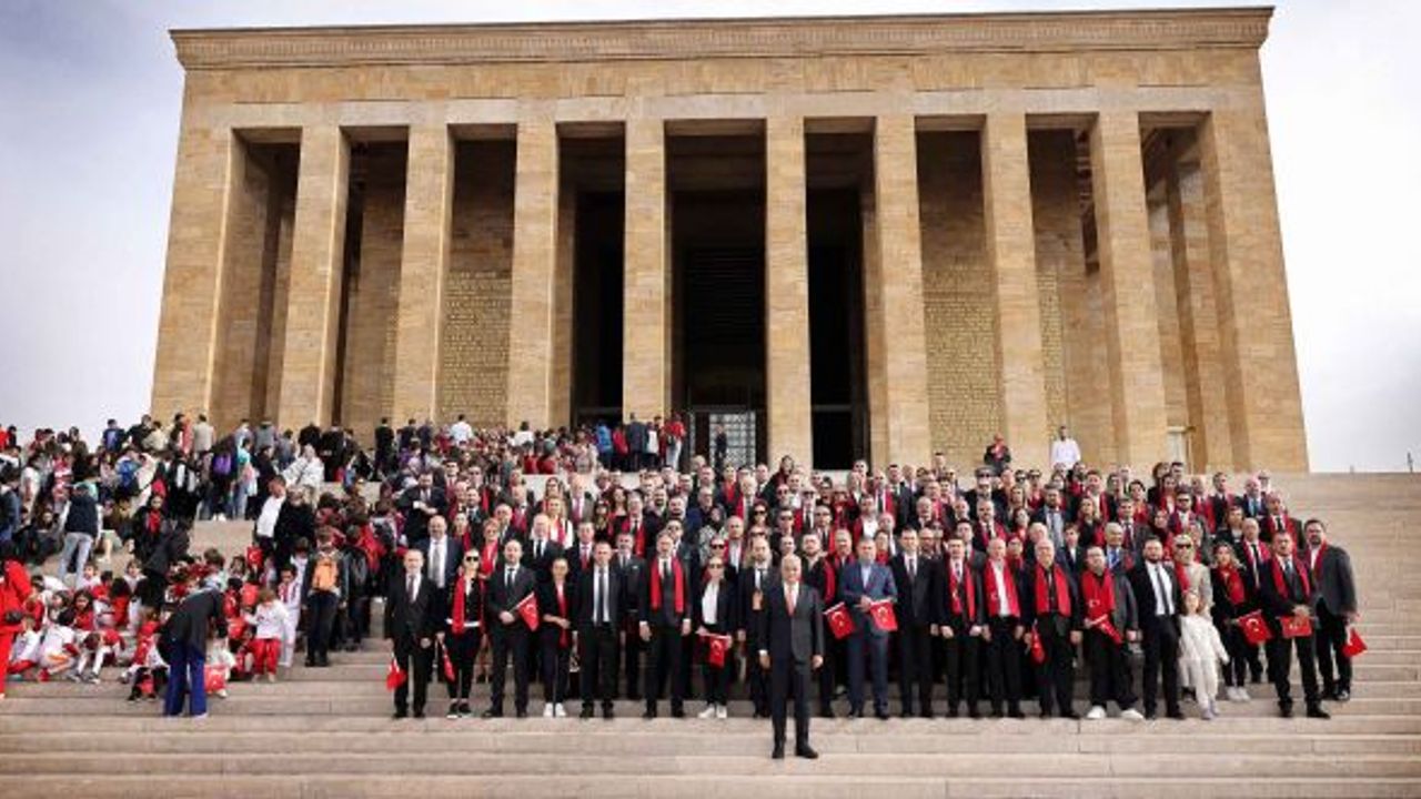 Toyota Türkiye Yöneticileri ve Bayileri Cumhuriyet’in 100. Yılında Ulu Önder Atatürk’ün Huzurunda