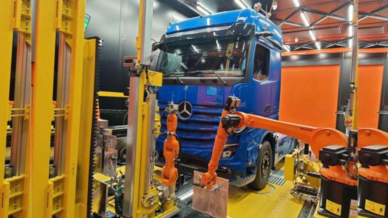 Mercedes-Benz Türk Kamyon Fabrikası güvenli sürüş sistemlerini teknolojik robotlarla yapıyor