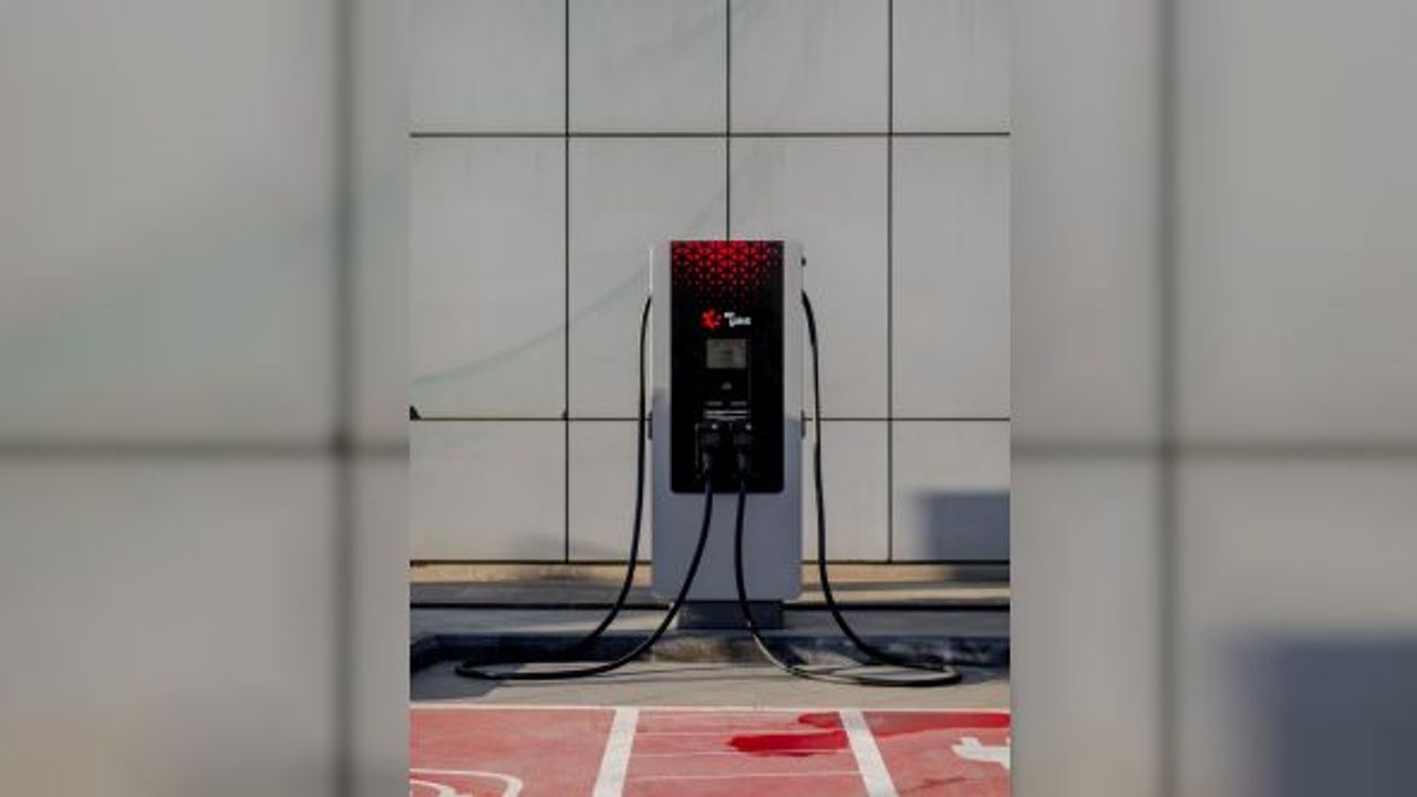 Enyakıt yeni şarj istasyonunu Grand Millennium Hotel' de açtı