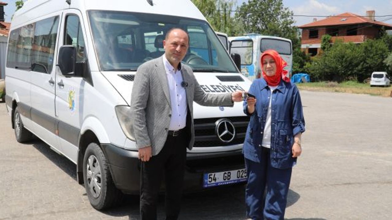 Geyve Belediyesi ilk kadın belediye otobüs şoförü Nebahat Çakır göreve başladı.