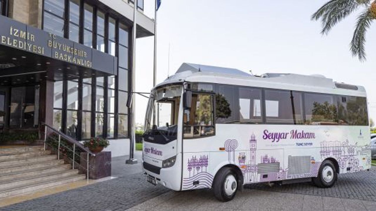 Başkan Tunç Soyer makam odasını minibüse yükledi, mahallelinin ayağına getirdi