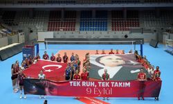 Aras Kargo Spor Kulübü’nün ev sahipliğinde kadın voleybol takımları İzmir’in kurtuluşunu kutlamak için sahadaydı