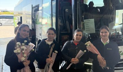 Balıkesir Uludağ Turizm 8 Mart Dünya Kadınlar Günü’nde yolcularını çiçeklerle karşıladı