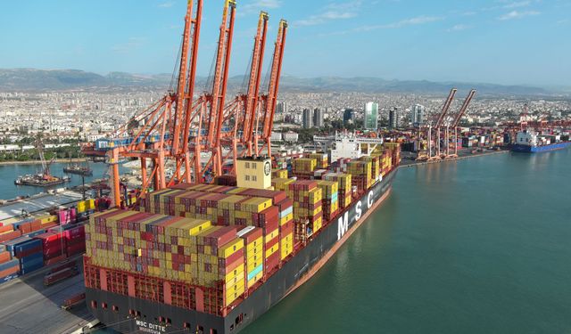 400 metrelik mega gemi MSC DITTE Mersin Limanı'nda karşılandı