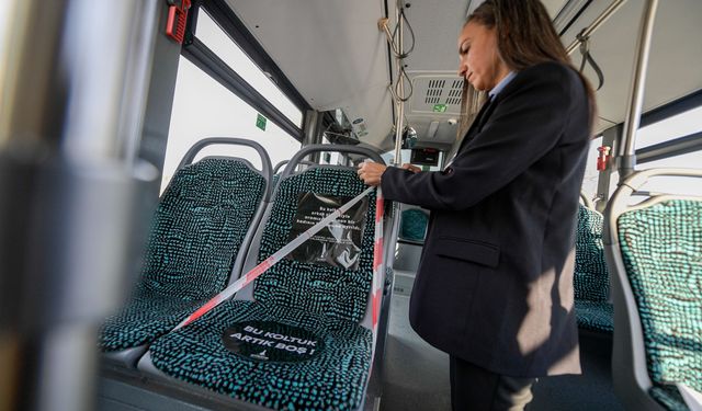 İzmir’de “boş koltuk”lu 25 Kasım mesajı: Bir koltuk boş, bir kadın eksik