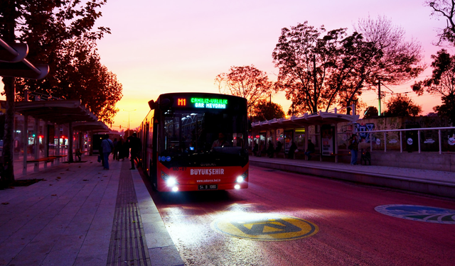 Metrobüslerde gece seferi başladı