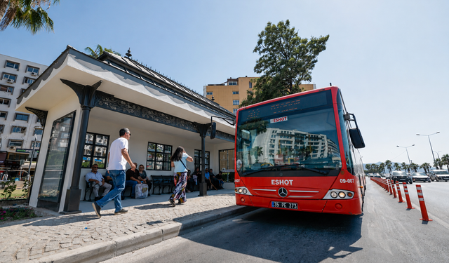 İzmir'in kimliğini yansıtan Konak Durağı hizmete açıldı