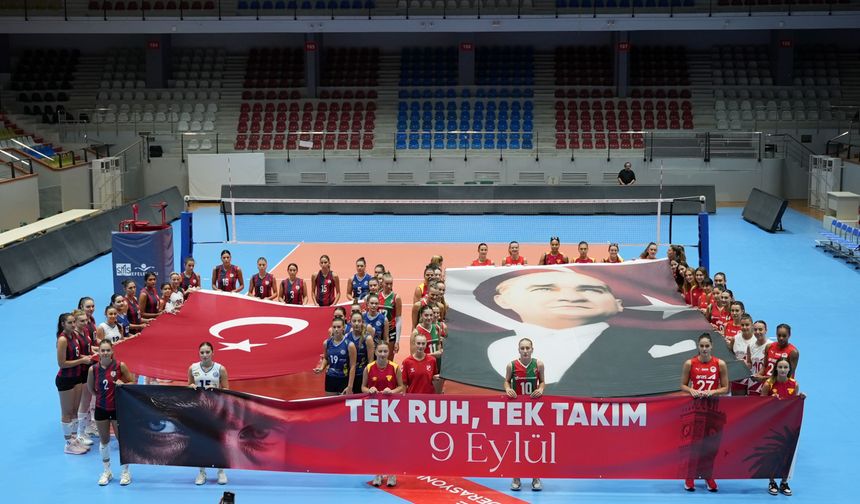 Aras Kargo Spor Kulübü’nün ev sahipliğinde kadın voleybol takımları İzmir’in kurtuluşunu kutlamak için sahadaydı
