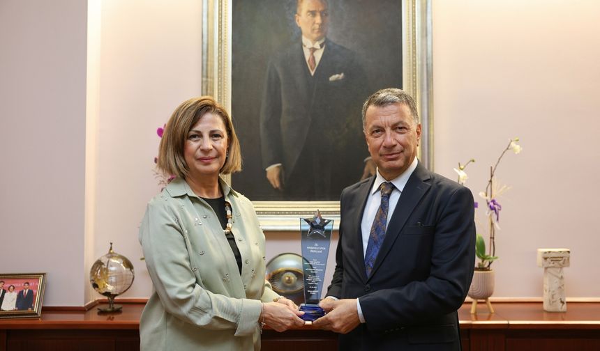 Başkan Ayşe Ünlüce'ye "Yılın Büyükşehir Belediye Başkanı" ödülü