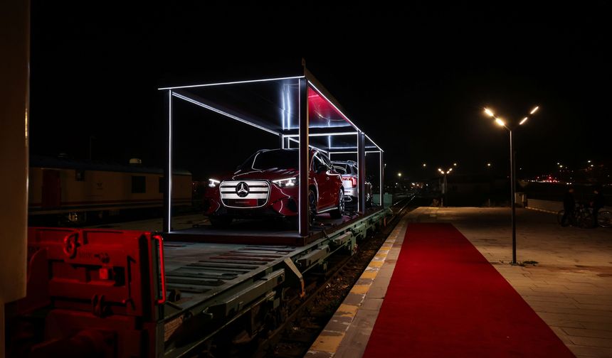 Mercedes-Benz  elektrikli GLC ve GLB modellerini tanıttı
