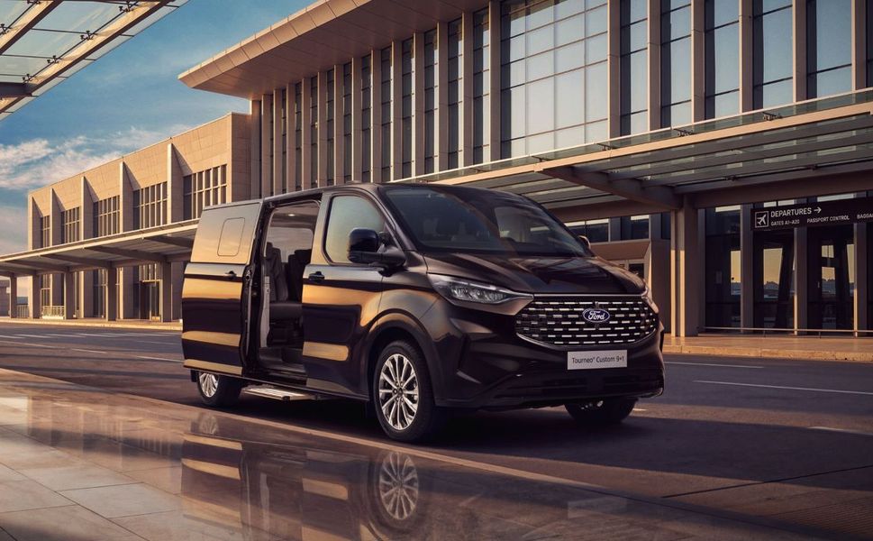 Yeni Tourneo Custom 9+1 müşteriler ile buluşuyor