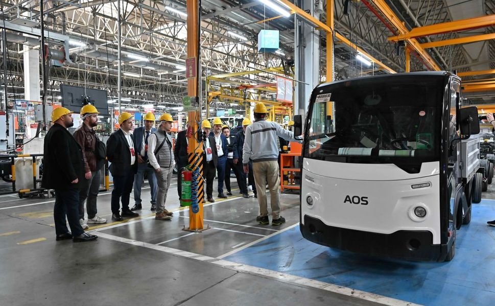 Anadolu Isuzu üst yapıcı iş ortaklarıyla Kocaeli fabrikasında bir araya geldi