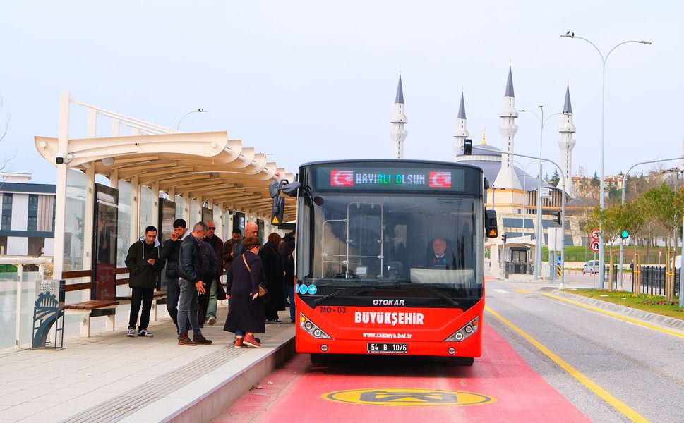 Metrobüsü ücretli sistemin ilk gününde 10 bine yakın yolcu tercih etti