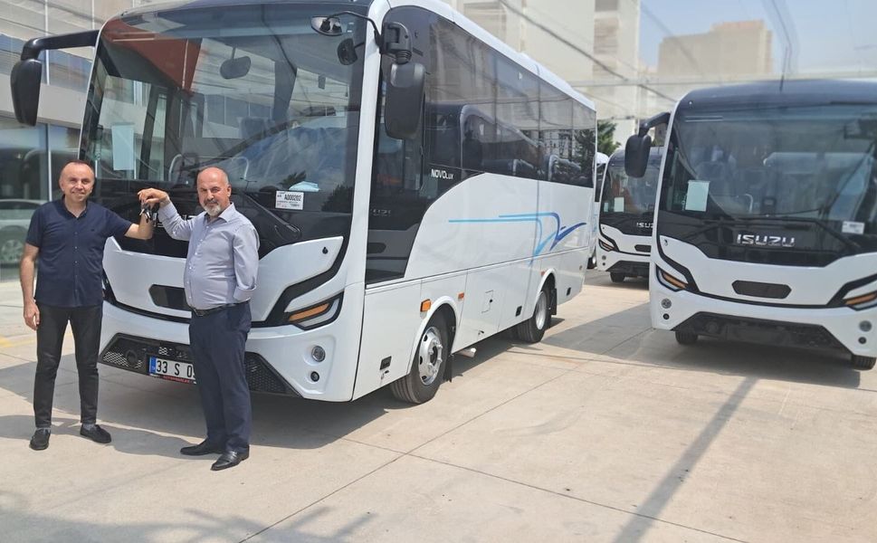 Öztopraklar Otomotiv’den Umu Turizm’e 4 adet Isuzu Novo Lux