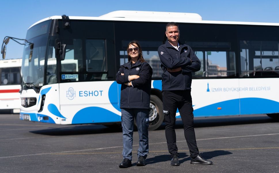 ESHOT şoförleri yeni görünümüyle İzmir yollarında