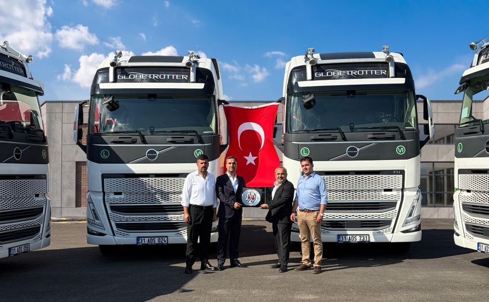 Volvo Trucks, ADES Uluslararası Nakliyat’a 30 adet Volvo FH 500 teslim etti